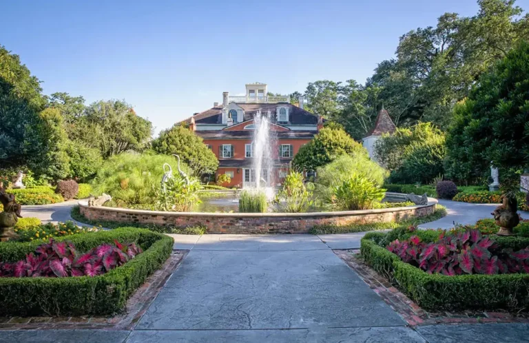 Houmas-House during spring time