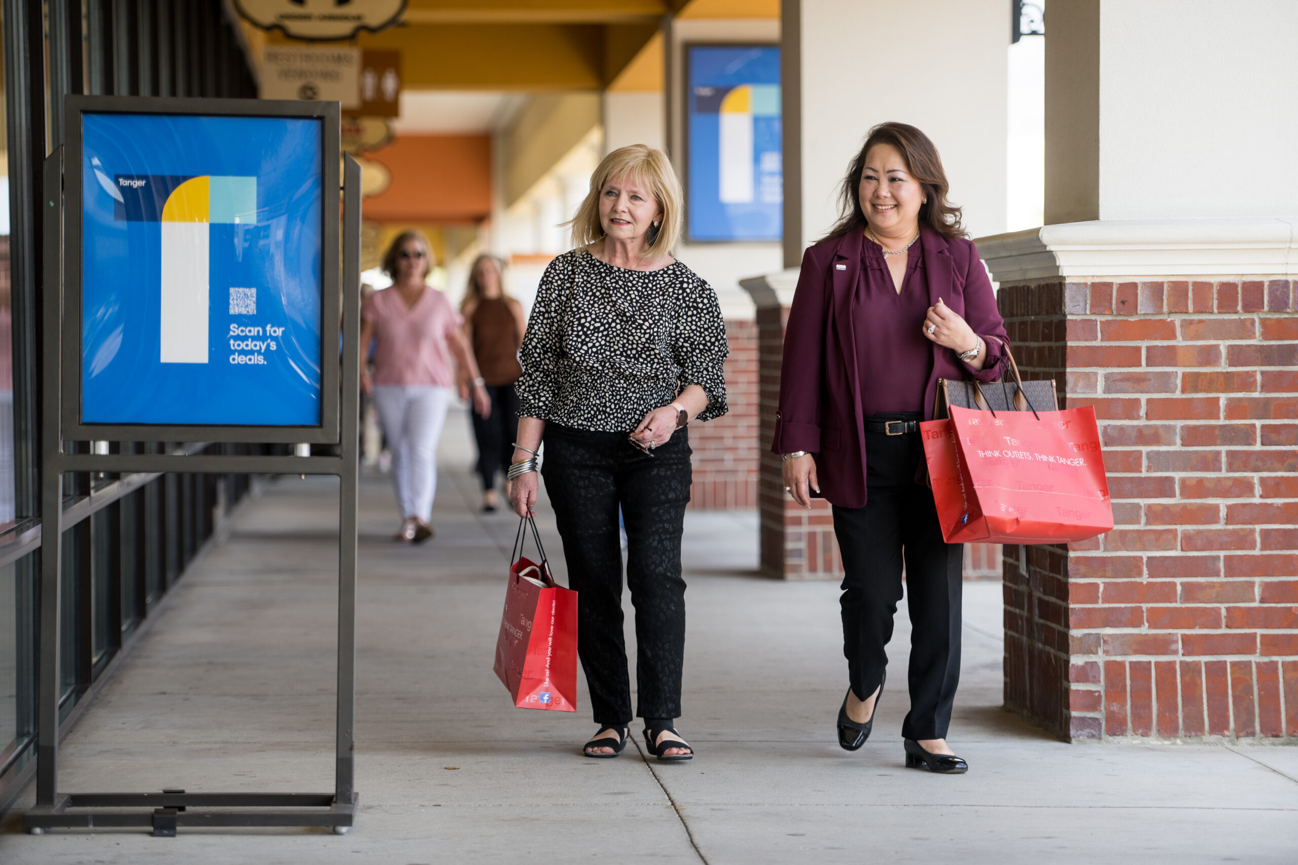 Shopping Tanger Outlet in Gonzales